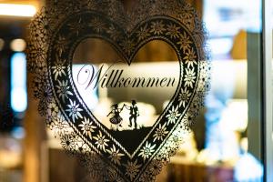 Un cuore di vetro con un cartello che dice Willuminati di Hotel Daniela a Zermatt
