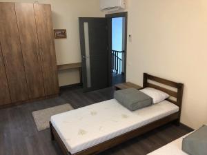 מיטה או מיטות בחדר ב-Poilsio apartamentai "Jolita"