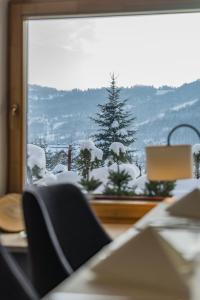 Cảnh núi rừng hoặc tầm nhìn ra núi từ khách sạn