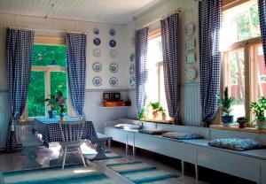 a living room with blue and white plates on the wall at Hotel Töyrylä Manor in Artjärvi