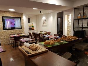 ein Restaurant mit Tischen und Stühlen mit Brot darauf in der Unterkunft Hotel du Lac Grandson in Grandson