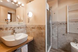 a bathroom with a sink and a shower at Piccolo Hotel Aurora in Abbadia San Salvatore