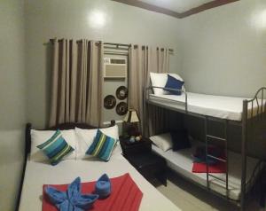En eller flere senger på et rom på Connecting Flight Mactan Cebu Hostel
