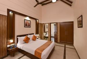 Shri Radha Brij Vasundhara Resort & Spa客房内的一张或多张床位