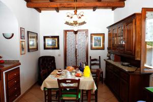 uma cozinha com uma mesa e uma sala de jantar em La Casa Del Sole em Bomarzo