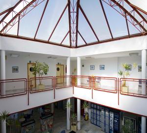 una vista al termio de un edificio con techo de cristal en Albergue Inturjoven Almeria, en Almería