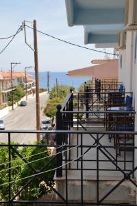 een balkon van een gebouw met uitzicht op de oceaan bij Studios Elpida in Tiros