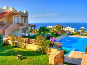 uma casa com piscina junto ao oceano em VILLA ARIADNI em Gállos