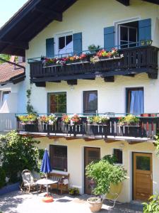 ein Gebäude mit vielen Blumenkästen auf Balkonen in der Unterkunft Ferienhaus Langer in Bad Endorf