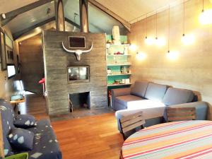 a living room with a couch and a fireplace at BELLEVUE Maison Atypique Grande Terrasse au Calme in Pyla-sur-Mer