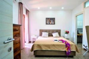 - une chambre avec un lit et une commode dans l'établissement Villa Marika - PRIVATE HEATED POOL, à Massa Lubrense