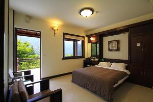Uma cama ou camas num quarto em Rong Yuan Gu Homestay