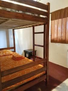 ein Schlafzimmer mit zwei Etagenbetten in einem Zimmer in der Unterkunft Hugo's Relax Home (Casa) in Ayangue