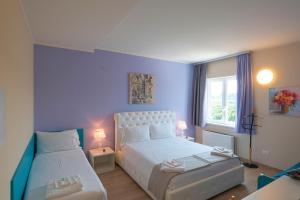 デセンツァーノ・デル・ガルダにあるAlbergo Trattoria Italiaの青いベッドルーム(ベッド2台、窓付)