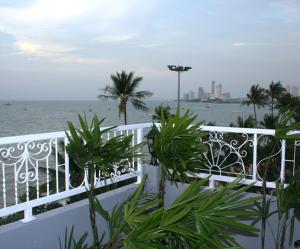 Pemandangan laut umum atau pemandangan laut yang diambil dari hotel