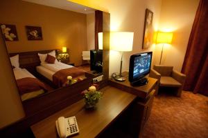 شقق توب رومز الفندقية في بوخارست: غرفة الفندق بسرير ومرآة
