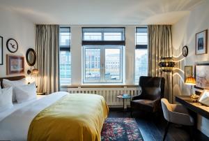a hotel room with two beds and a window at Sir Nikolai Hotel in Hamburg