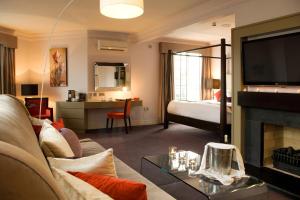 TV a/nebo společenská místnost v ubytování Talbot Hotel Stillorgan