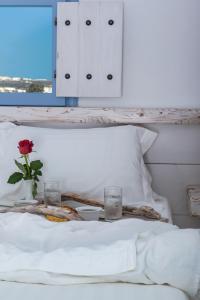 En eller flere senger på et rom på Athermi Suites - Adults Only