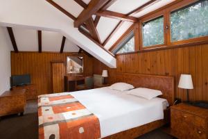 Кровать или кровати в номере Victoria Hotel Borovets - Free Parking
