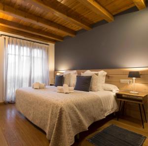 um quarto com uma cama grande e uma janela em BARN THE RETREAT Apartamento premium en Esterri em Esterri d'Àneu