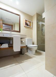 uma casa de banho com um WC, um lavatório e um chuveiro em Apartamento Camp Nou 101 em L'Hospitalet de Llobregat