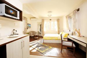 Postel nebo postele na pokoji v ubytování Ranikunj Boutique Hotel