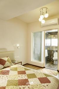 Postel nebo postele na pokoji v ubytování Ranikunj Boutique Hotel