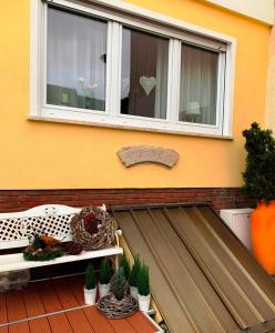 una casa con una ventana y algunas plantas en una cubierta en Fronhof 3 en Nierstein