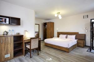 Postel nebo postele na pokoji v ubytování Ranikunj Boutique Hotel