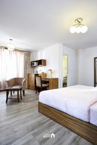 Postel nebo postele na pokoji v ubytování Ranikunj Boutique Hotel
