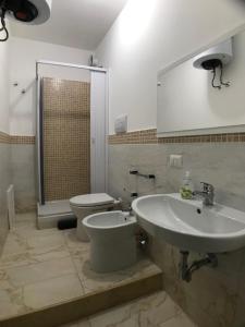 uma casa de banho com um lavatório e um WC em Holiday park Home em San Leone