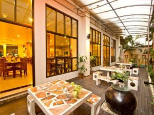 een kamer met tafels en banken in een gebouw bij Best Beach Villa in Pattaya