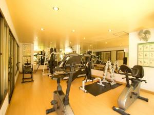 een fitnessruimte met verschillende loopbanden en crosstrainers bij Best Beach Villa in Pattaya