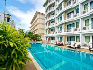 een zwembad voor een gebouw bij Best Beach Villa in Pattaya