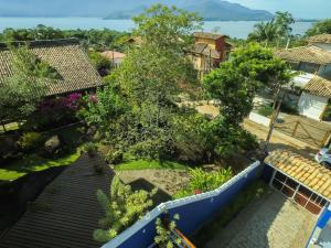 una vista aérea de un patio con árboles y casas en Casa de Alto Padrão, en Ilhabela