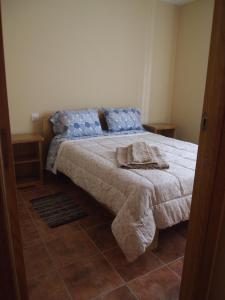 Apartamento Rural "LAS ESCUELAS" tesisinde bir odada yatak veya yataklar