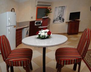 Una cocina o zona de cocina en Al Liwan Suites