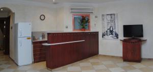 Una cocina o zona de cocina en Al Liwan Suites