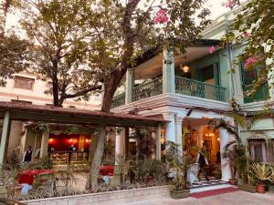 - un bâtiment avec un restaurant en face dans l'établissement The Elgin Fairlawn, Kolkata, à Kolkata