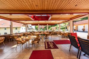 A restaurant or other place to eat at Kärntner Stubn