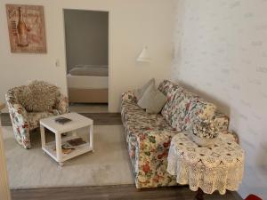 sala de estar con sofá y mesa en Fronhof 3 en Nierstein