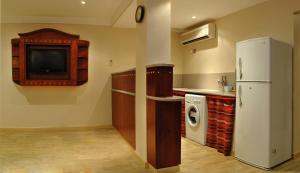 Una cocina o zona de cocina en Al Liwan Suites