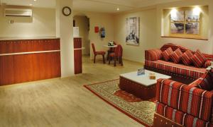 Zona de estar de Al Liwan Suites