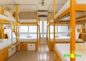 Postel nebo postele na pokoji v ubytování Hanoi High Five hostel