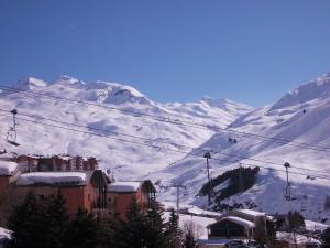 śnieżnobiałe góry z ośrodkiem narciarskim i wyciągiem narciarskim w obiekcie Les Menuires w Les Menuires