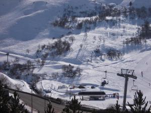 レ・メニュアールにあるLes Menuiresの雪に覆われたスキー場(スキーリフト付)