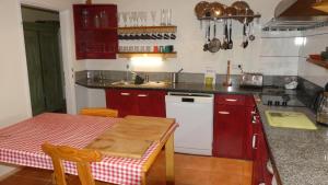 Chalet Catton Two Bedroom Appartement near Bad Kleinkirchheim的厨房或小厨房