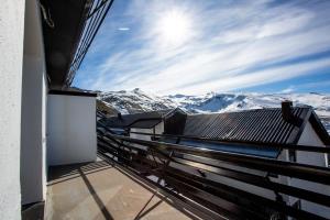 Un balcón con vista a las montañas cubiertas de nieve. en Silencio, en Sierra Nevada