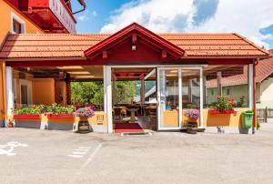 A restaurant or other place to eat at Kärntner Stubn